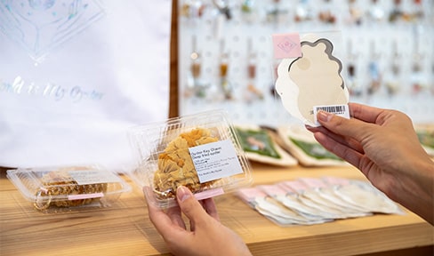 広島で活動している工芸作家・デザイナーなどのアイテム、広島らしさのある品を販売