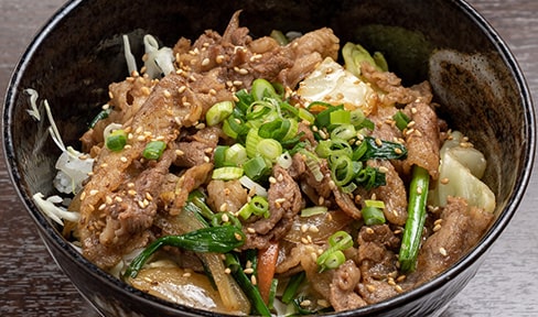 スタミナ満点！ランチメニューの牛焼肉丼