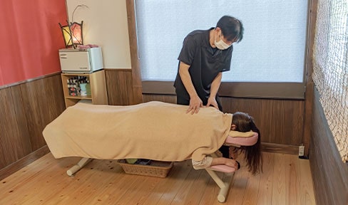 手もみで身体を解してくれる「ヒーリングサロン桜」