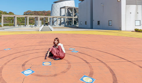 地面に惑星の配置が描かれた「惑星アトリウム」