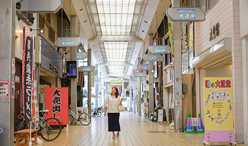 中通商店街には多ジャンルのお店が立ち並ぶ
