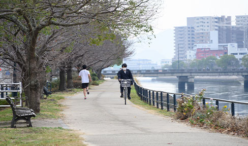 元安川を臨む河川敷