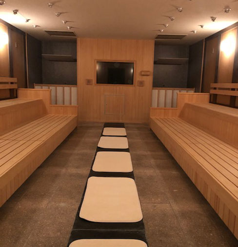 腰への負担が少ない「座る」タイプの岩盤浴