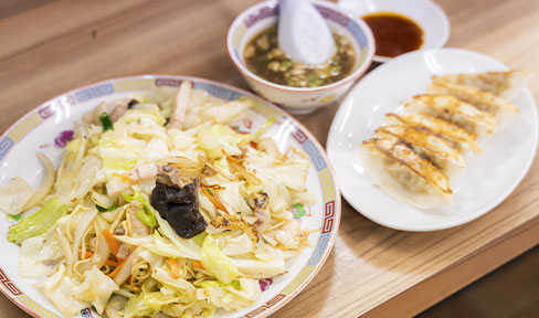 看板メニューの中華そばのスープ付きとたっぷり具材が詰まった焼き餃子6個入り