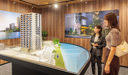 バルコニーは日当たりを重視して南東向きに。正面は一戸建て中心の落ち着いた住宅地なので、開放的な見晴らし。