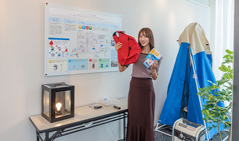 災害対策として、各戸に防災バックを配布。建物内には共用の防災倉庫も設置し、非常時のマンホールトイレや発電機も用意。