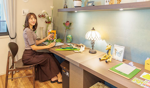 作り付けの作業スペース（有償オプション）では、趣味にいそしんだり、子供の勉強もはかどりそう。