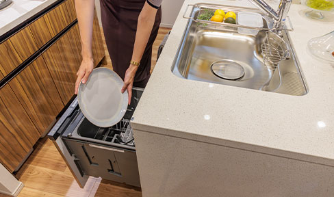 お客様の声を受けて、予備洗いの際に、床に水が垂れないように食器洗い乾燥機をシンクの真下へ移動。普段使いしやすいレイアウトや仕様を常に探求している。