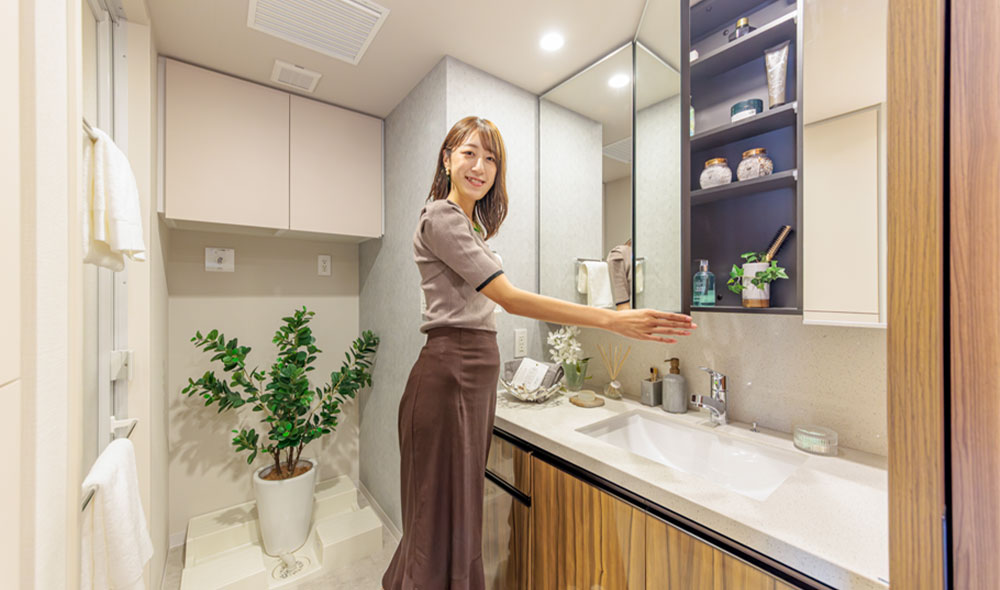 三面鏡裏には大容量の収納。鏡の割り方も大人二人同時に利用できるように、大きいガラスが二つある。