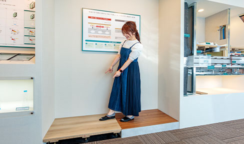二重床の支持脚には防振ゴムがついていて、転倒時の衝撃吸収に優れています。