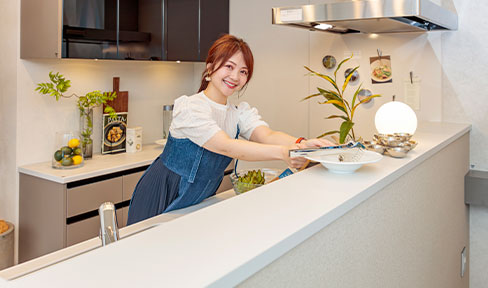 オープンキッチンの解放感はそのままに、程よい目隠しになるカウンターキッチンｓ